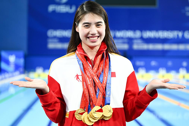 2023年8月7日，张雨霏展示她在成王人大运会上赢得的9枚金牌。新华社记者 吴刚摄