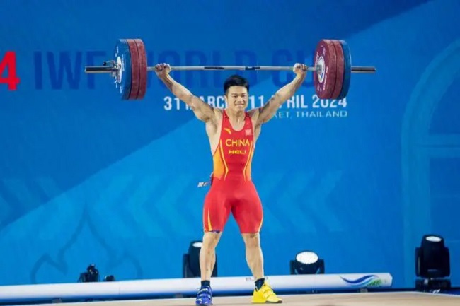 2024年4月4日，石智勇在举重世界杯男人73公斤级比赛中夺得捏举金牌。新华社记者 林昊摄