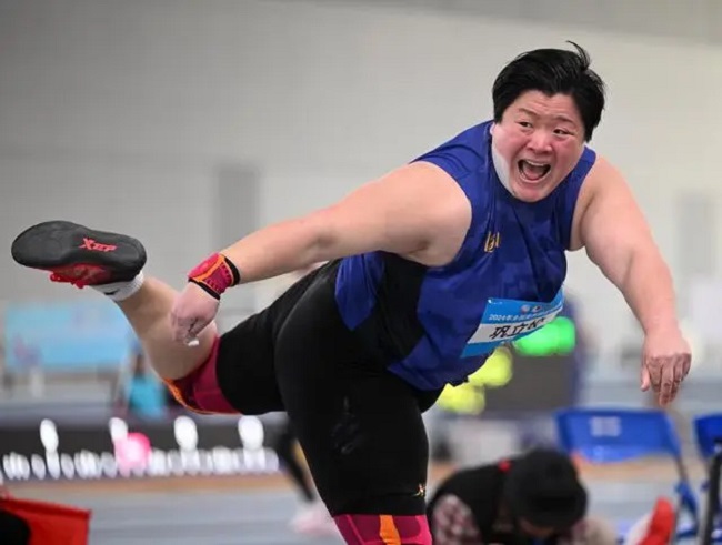  On March 29, 2024, Gong Lijiao was in the women's shot put final of the National Indoor Track and Field Championships. Photographed by Zhao Zishuo, reporter of Xinhua News Agency