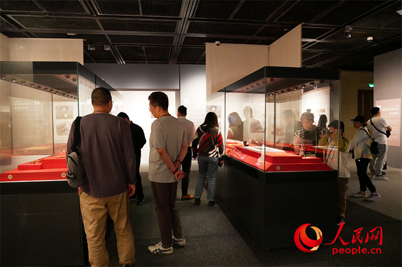 “五一”假期，旅客在都门博物馆参不雅展览。东说念主民网记者 韦衍行摄