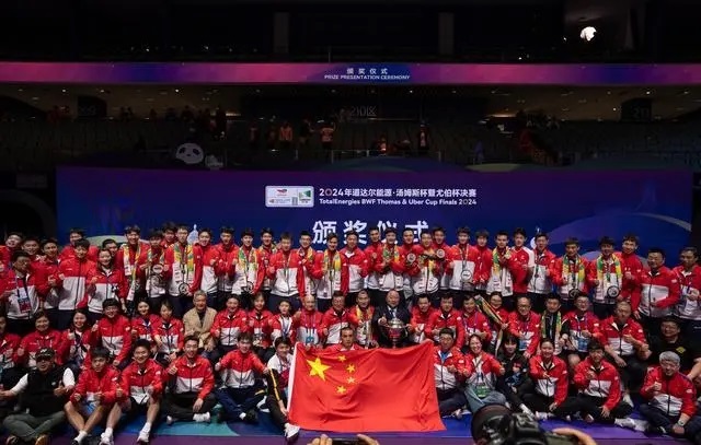 5月5日晚，中国队成员在颁奖仪式上庆祝夺冠。新华社记者 江宏景摄