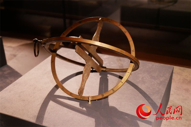 故宫博物院中展出的铜镀金提环赤道公晷仪。只见威武的仪仗分列两边，重点展示秦汉文明在中华文明发展过程中的重要作用
。</p><p style=