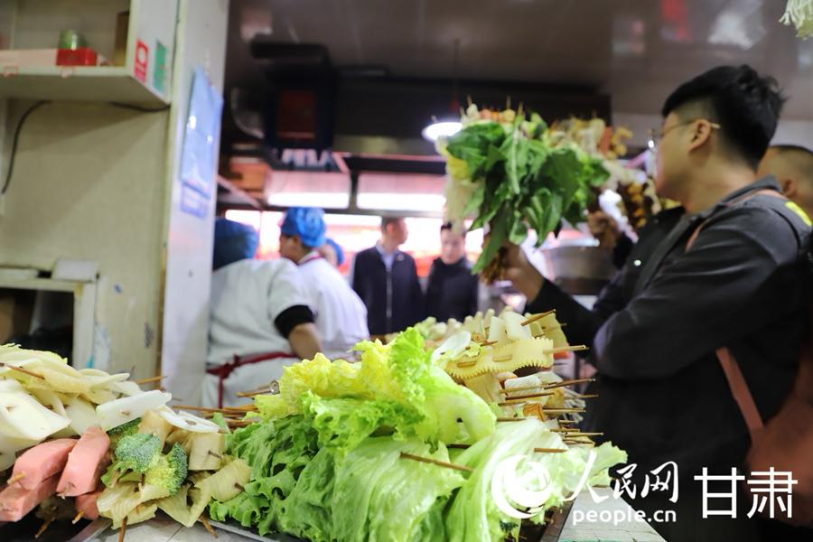 食客们正在天水麻辣烫店排队。人民网记者 王文嘉摄