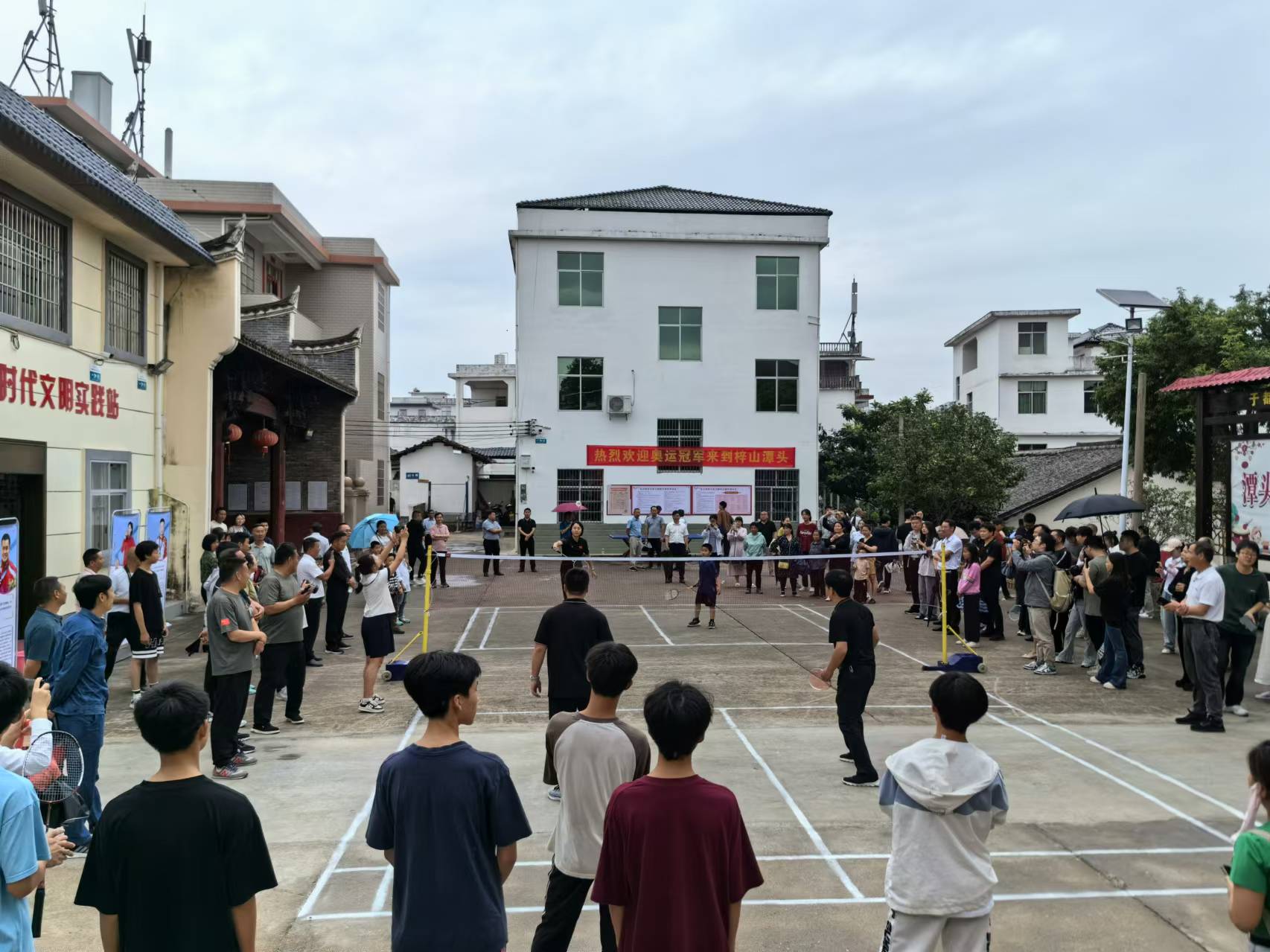赵芸蕾与潭头社区居民进行羽毛球比赛。人民网记者 杨磊摄