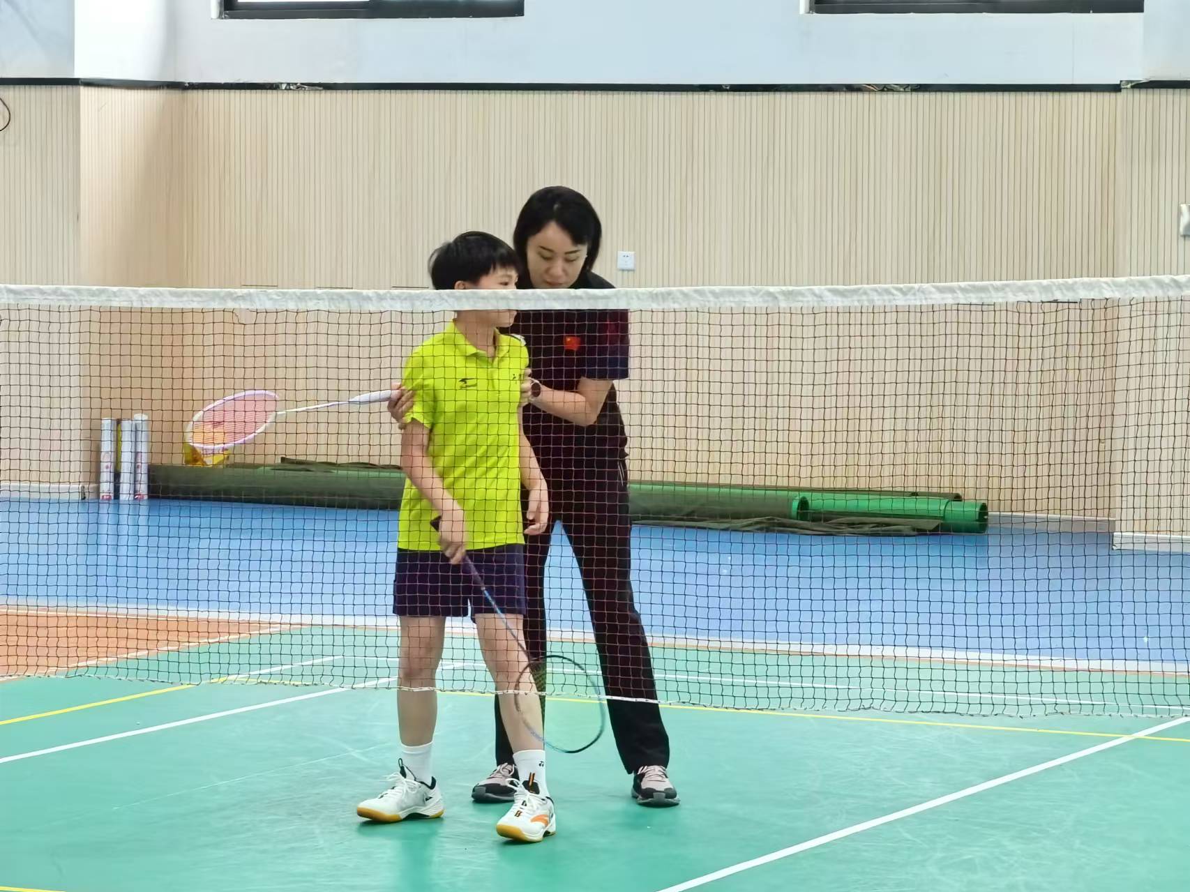 赵芸蕾为学校羽毛球队队员讲解技术动作	。人民网记者 杨磊摄