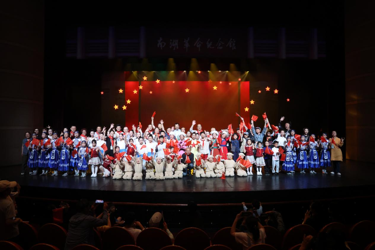 儿童剧《红船·星河》在京首演�。讲述了一位名叫欣欣的小学生，主办方供图