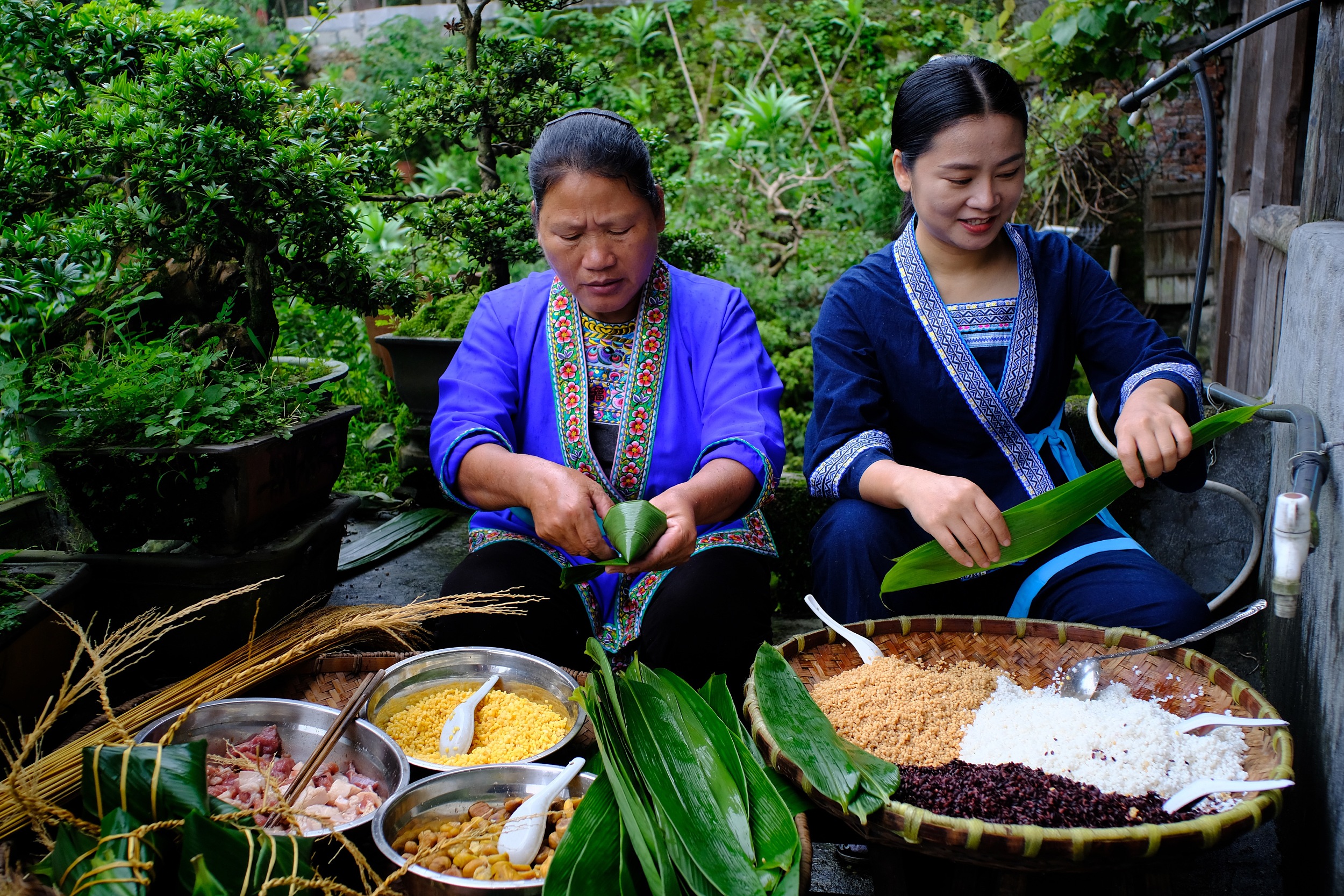 端午节将至，苗家女性包紫黑香糯粽 （图片来源：视觉中国）