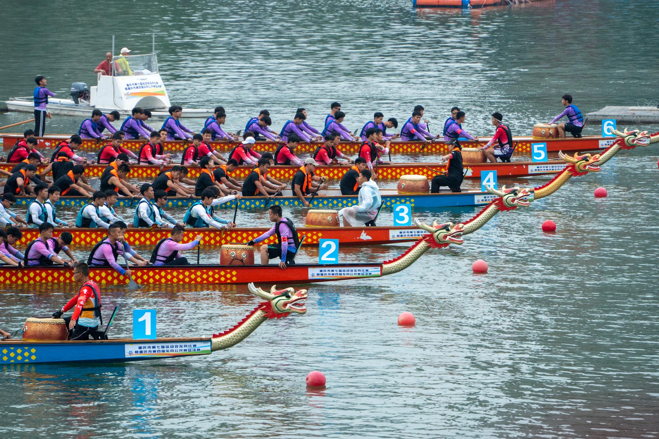 重庆：龙舟竞渡迎端午 （图片来源：视觉中国）