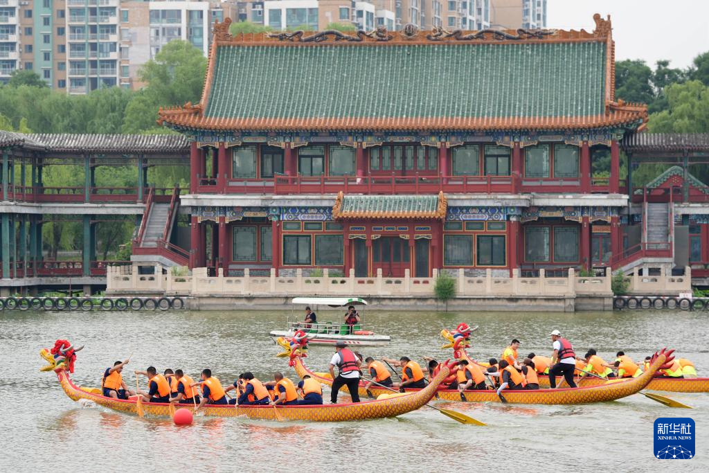 6月5日，2024龙潭端午文化节行径在北京市东城区龙潭公园举办。图为2024龙潭端午文化节龙舟比赛现场。新华社记者 鞠焕宗 摄