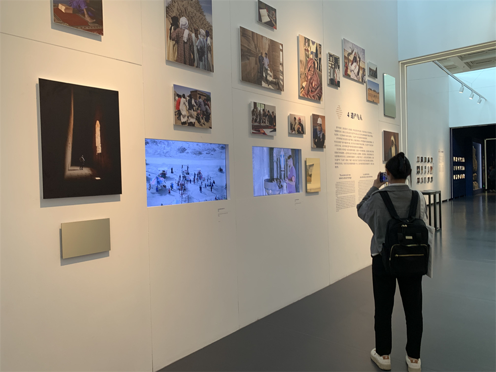 �������ڲι�չ�������������� Τ������