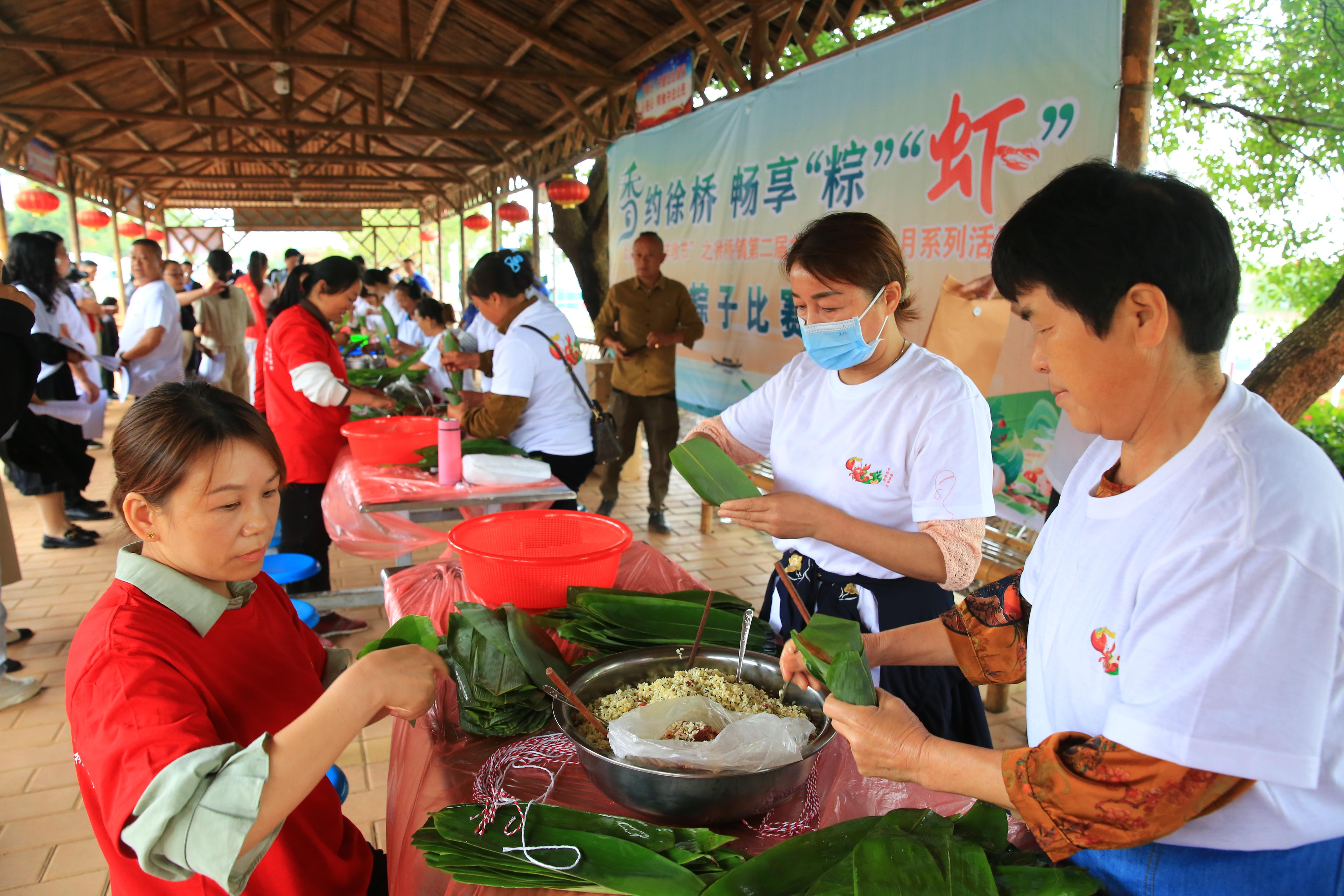 安徽省太湖县徐桥镇市民在开展包粽子比赛
。</p><p style=