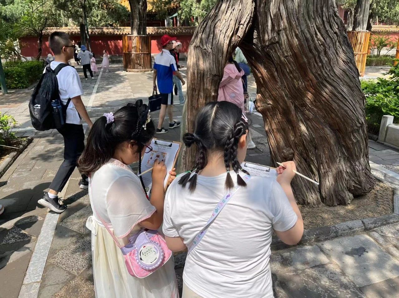 小朋友们参与故宫博物院“花信木语——故宫仲夏日”活动。踏足历史遗存感受中华文化的印记，为游客带来身临其境的空间感和极强的代入感
。</p><p style=