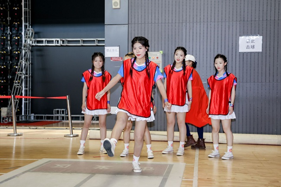2024京津冀冰蹴球邀请赛暨北京市冰蹴球挑战赛的传统选手在比赛中
。主办方供图