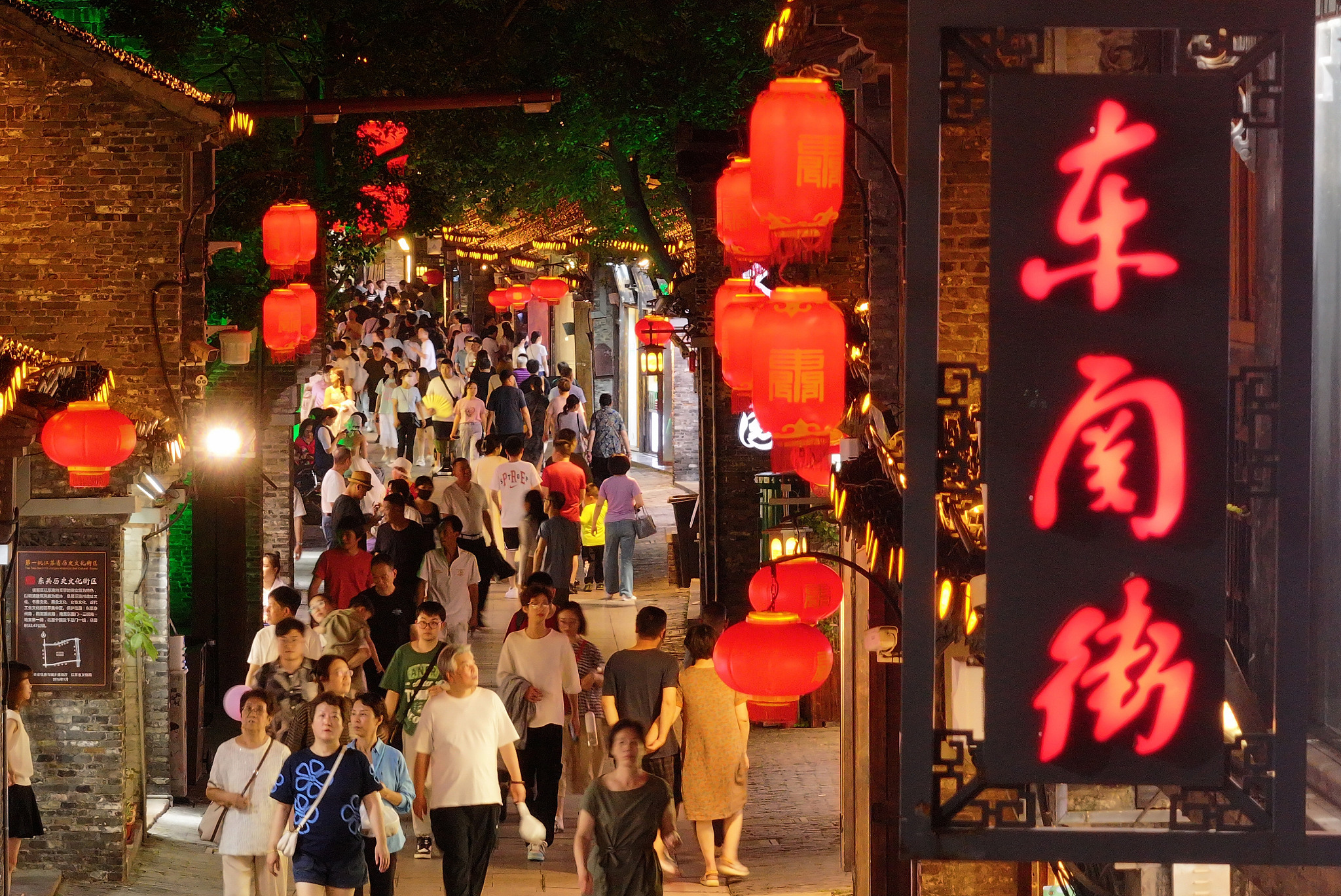 江苏扬州：“夜经济”点亮古街夏日夜生活（图片来源	：视觉中国）