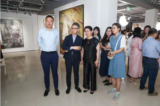 嘉宾现场不雅展。支配方供图