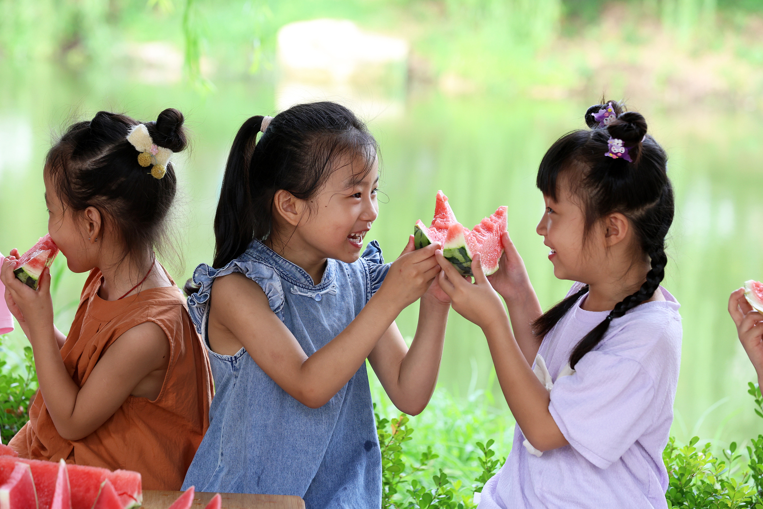 8月6日，在山东省临沂市郯城县，孩子们在吃西瓜“啃秋”。（图片开始：视觉中国）