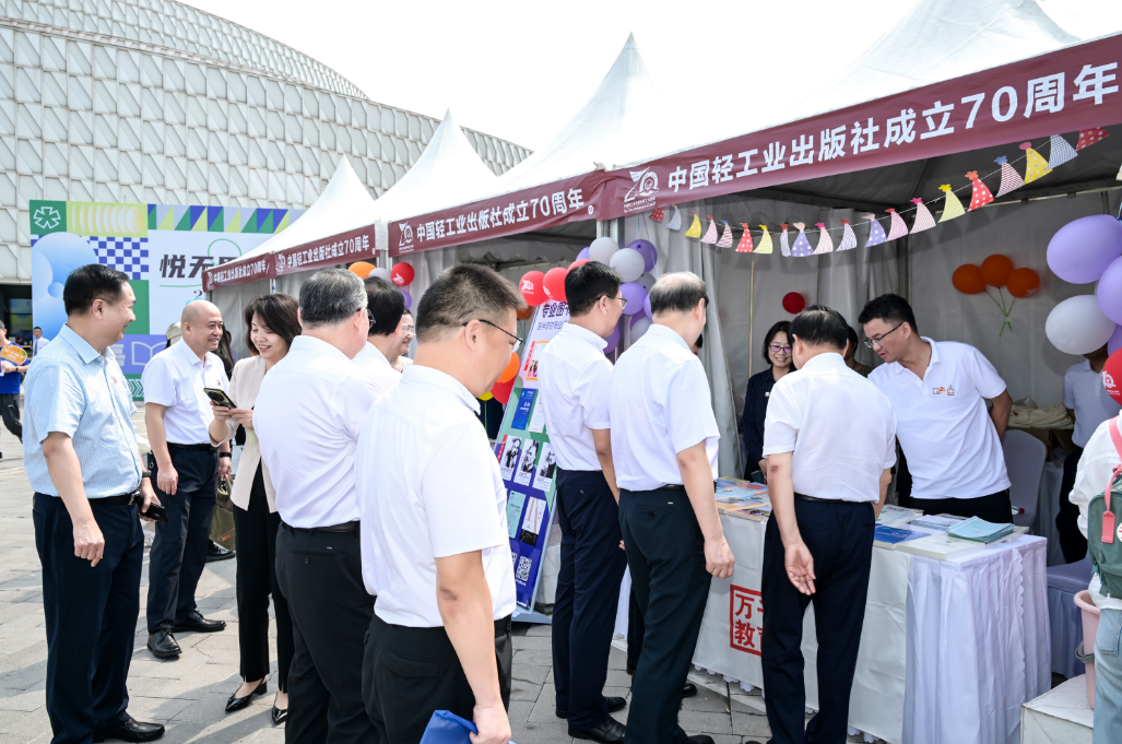 “书香满园·轻阅七十年”典籍文化满足市场开市。把持方供图