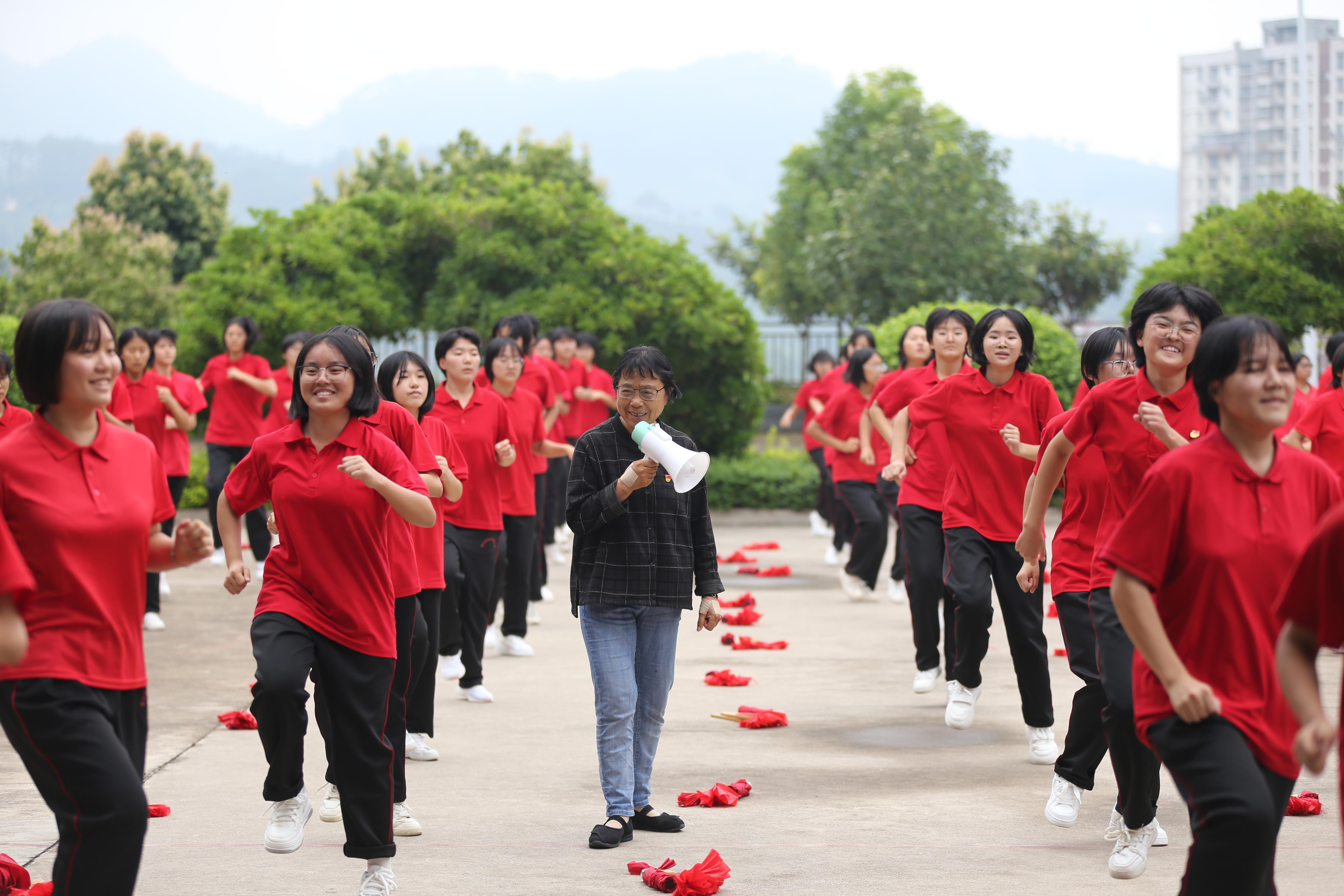 华坪女高学生在跳课间操。东说念主民网记者 李发兴摄