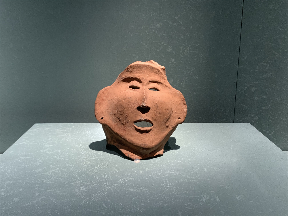 红陶人面像。人民网记者 韦衍行摄