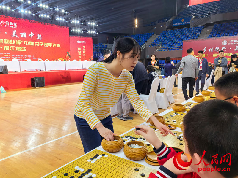 韩国职业棋手吴侑珍九段在下指导棋。