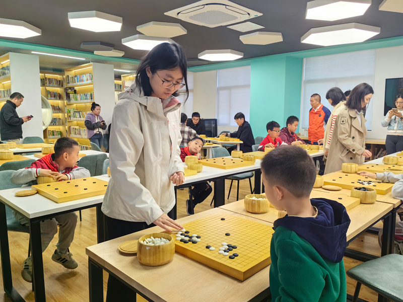 罗楚玥与学生下指导棋。