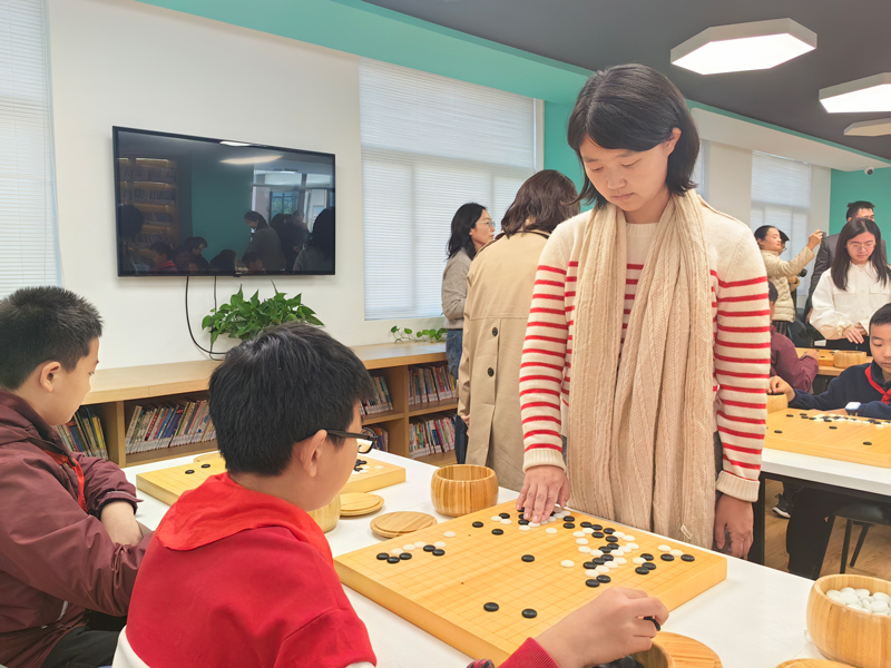 王晨星与学生下指导棋。