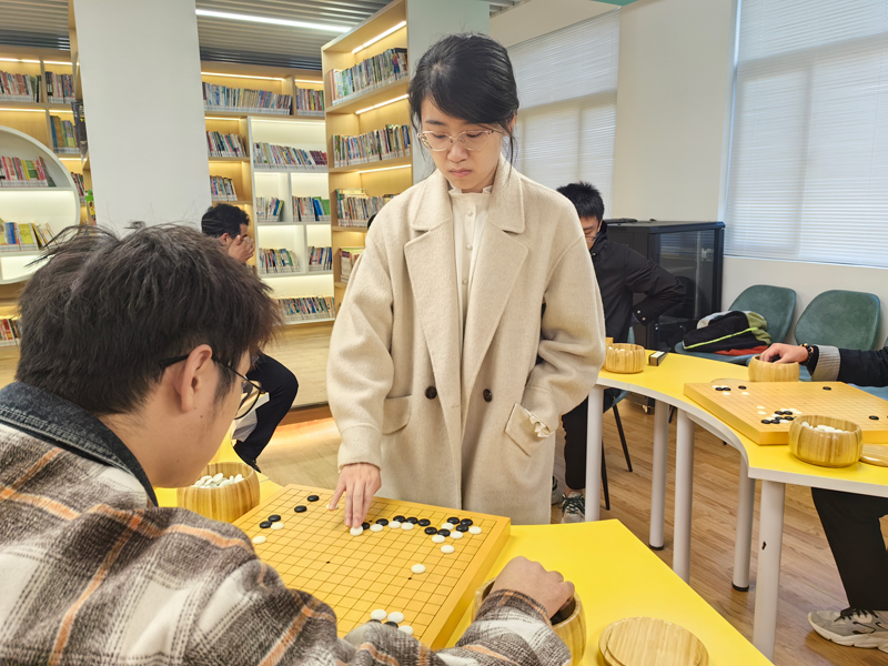 於之莹与学生下指导棋。