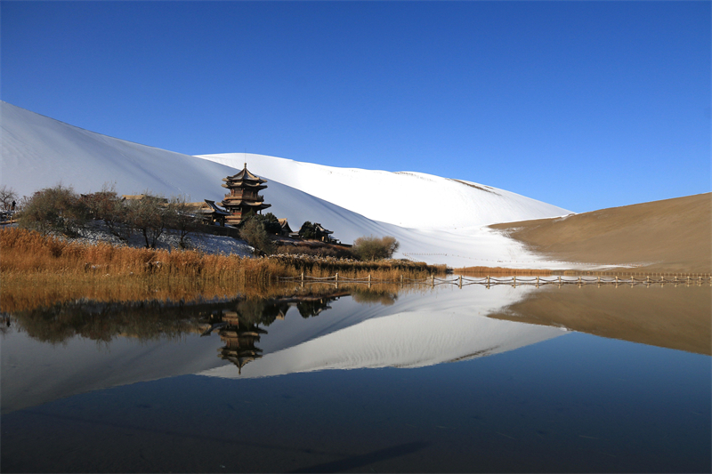 鸣沙山眉月泉景区雪景。敦煌市委宣传部供图，张晓亮摄