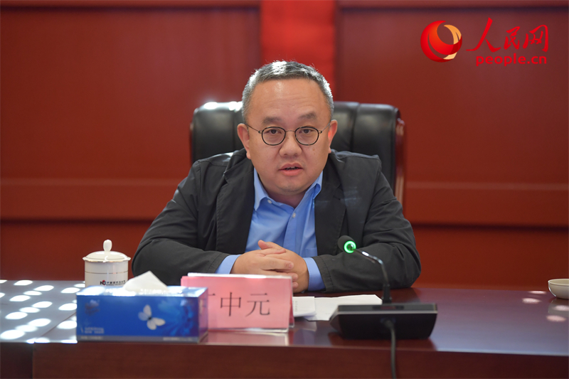 深圳市文化广电旅游体育局党组成员、副局长丁中元致辞。人民网记者 于凯摄