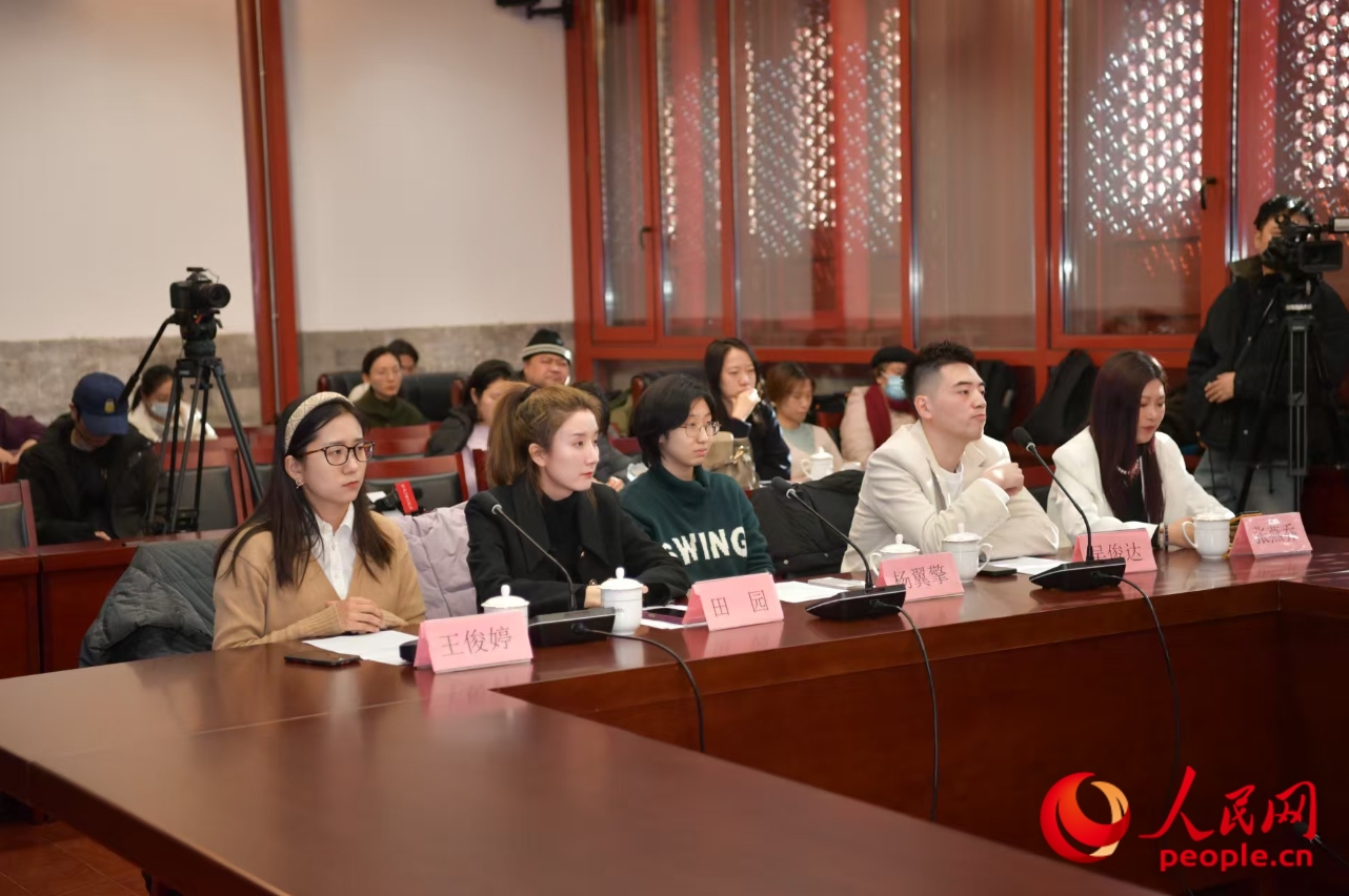 十位青年导演依次发言。人民网记者 于凯摄
