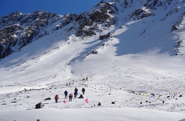 户外透露嗜好者攀缘青海省岗什卡雪峰。东说念主民网记者 甘海琼摄