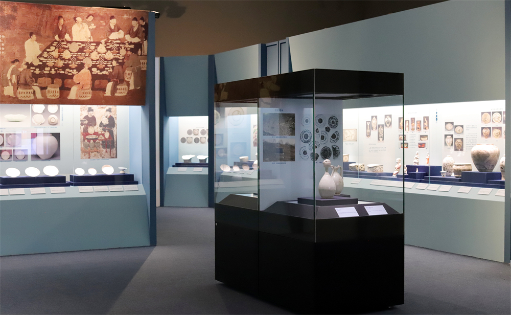 “一色万象——白瓷艺术展”展览现场。河北博物院供图