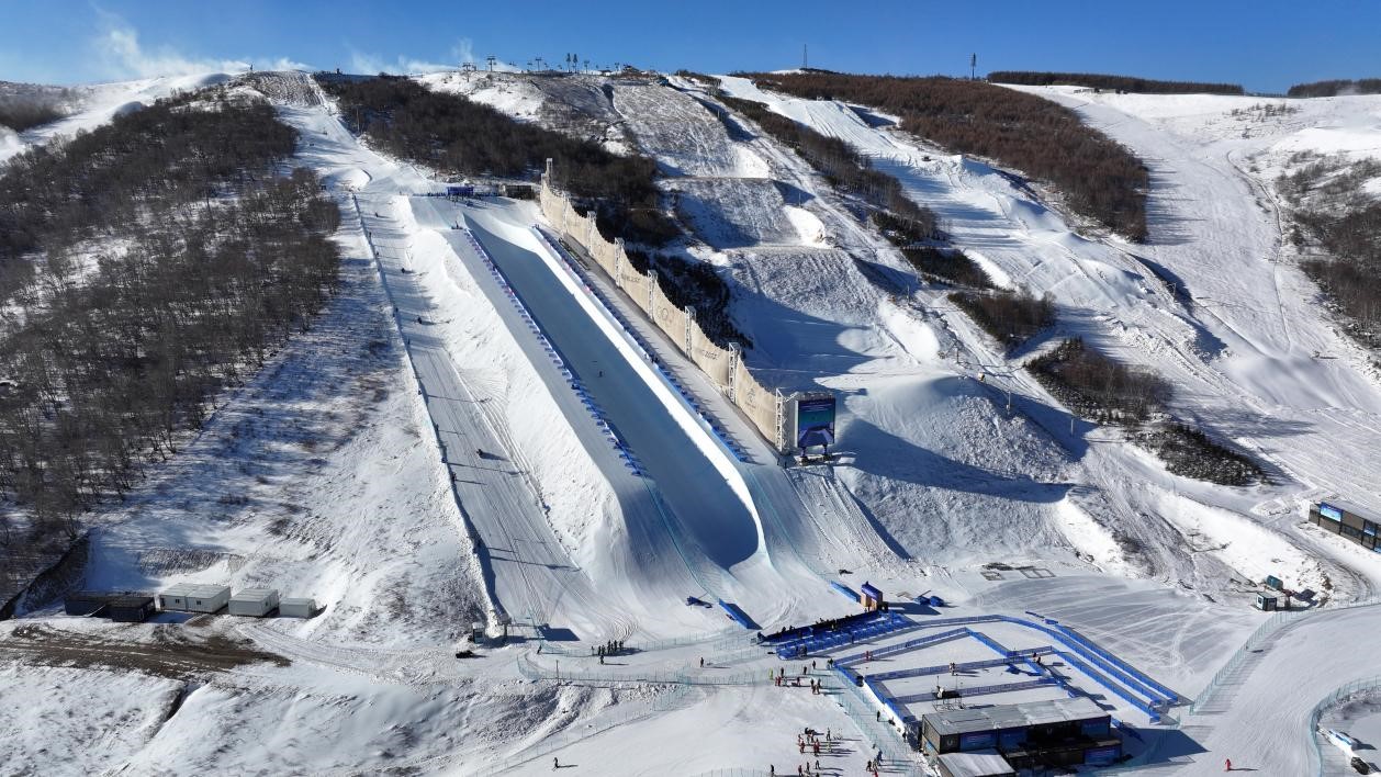 2024-2025赛季国际雪联目田式滑雪和单板滑雪U型阵势手段世界杯比赛阵势。东说念主民网记者 李兆民摄