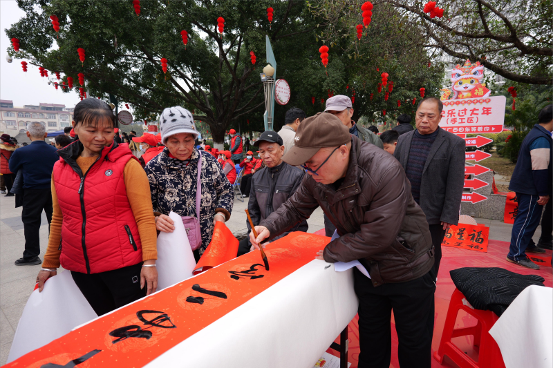 送春联送祝福。受访者供图