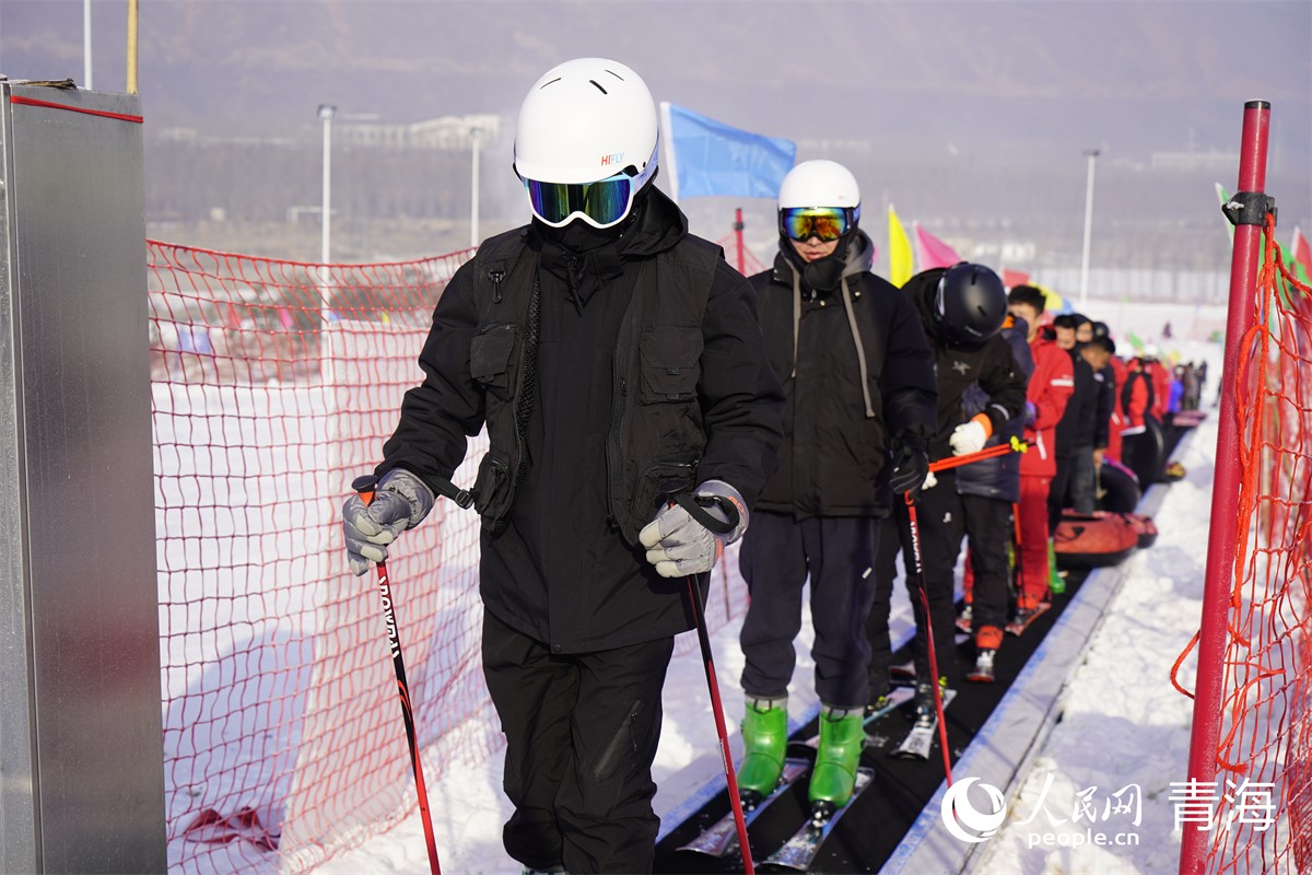 市民在西宁甘河城市郊野公园畅玩冰雪项目。人民网 陈明菊摄