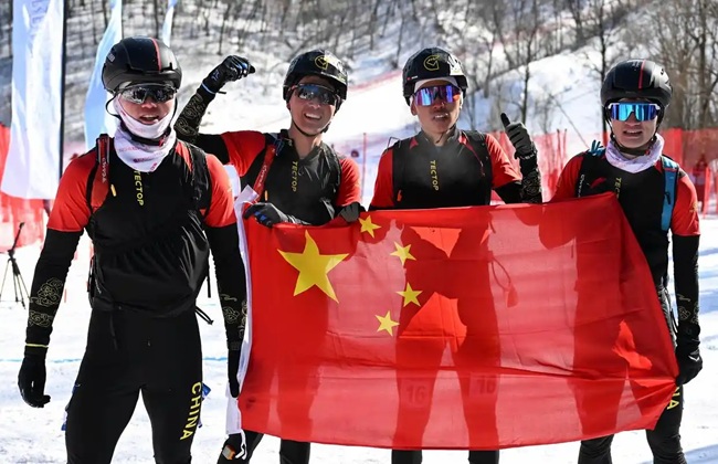 2月9日，包揽滑雪登山男子短距离前四名的中国队选手赛后庆祝。新华社记者 谢剑飞摄