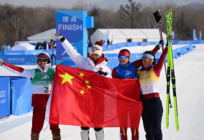 2月12日，中国队在女子4×5公里接力夺冠后庆祝。新华社记者 张龙摄