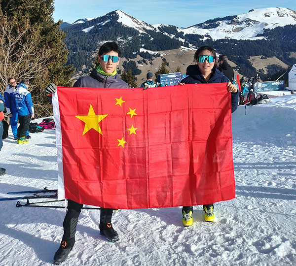 U18垂直竞速男子冠军贡松郎（左）加和女子冠军普姆阿尼赛后举国旗庆祝。中国滑雪登山队供图