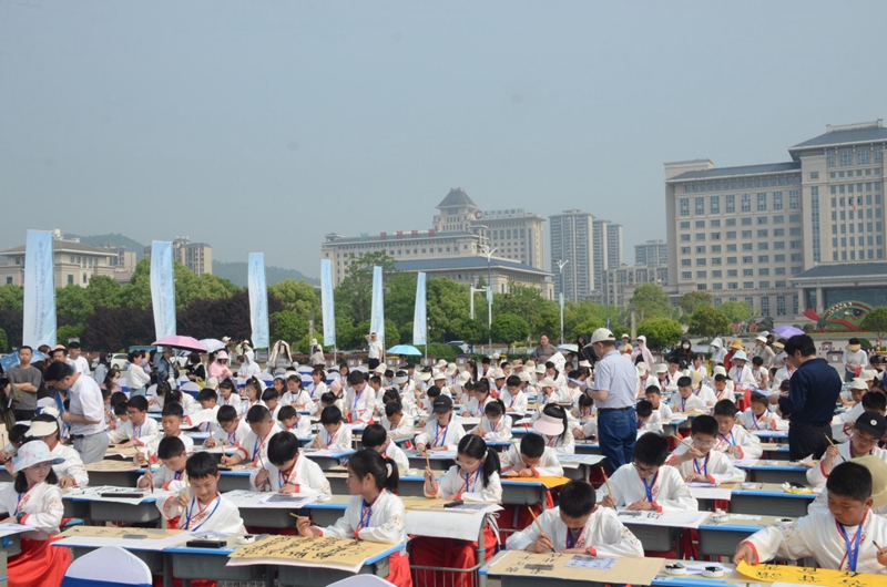 第四届“着汉服写家风”百名学生现场书法比赛活动现场