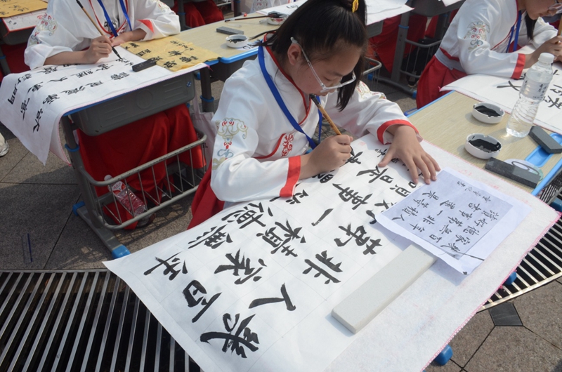 第四届“着汉服写家风”百名学生现场书法比赛活动现场