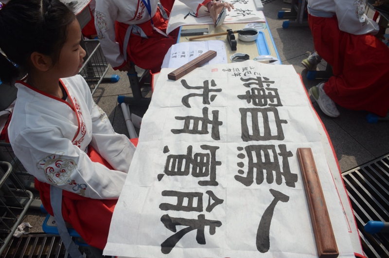 第四届“着汉服写家风”百名学生现场书法比赛活动现场