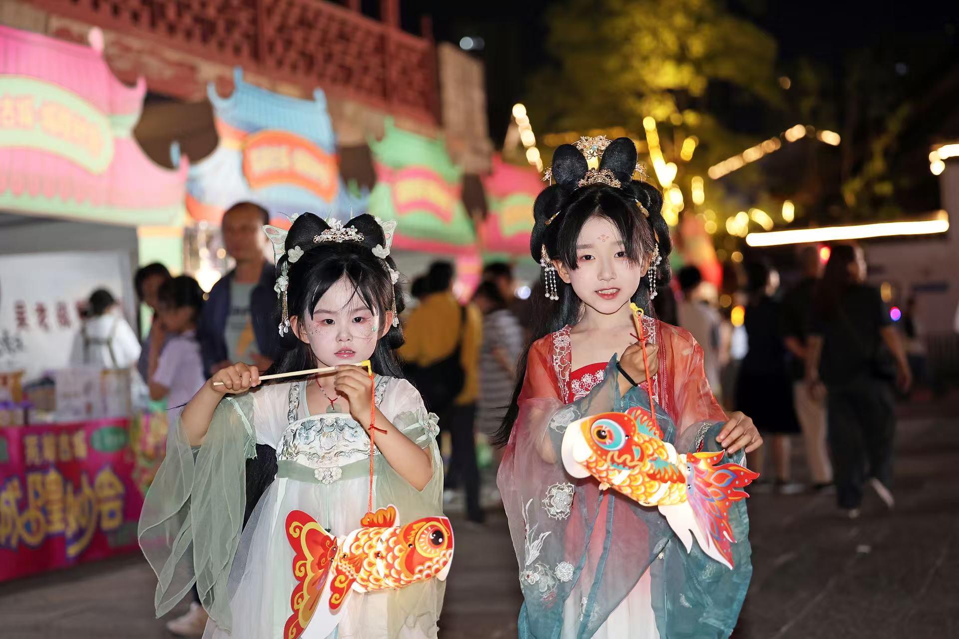 2025年5月2日晚，安徽芜湖古城，鱼灯巡游吸引游人驻足观看。（图片来源：视觉中国）