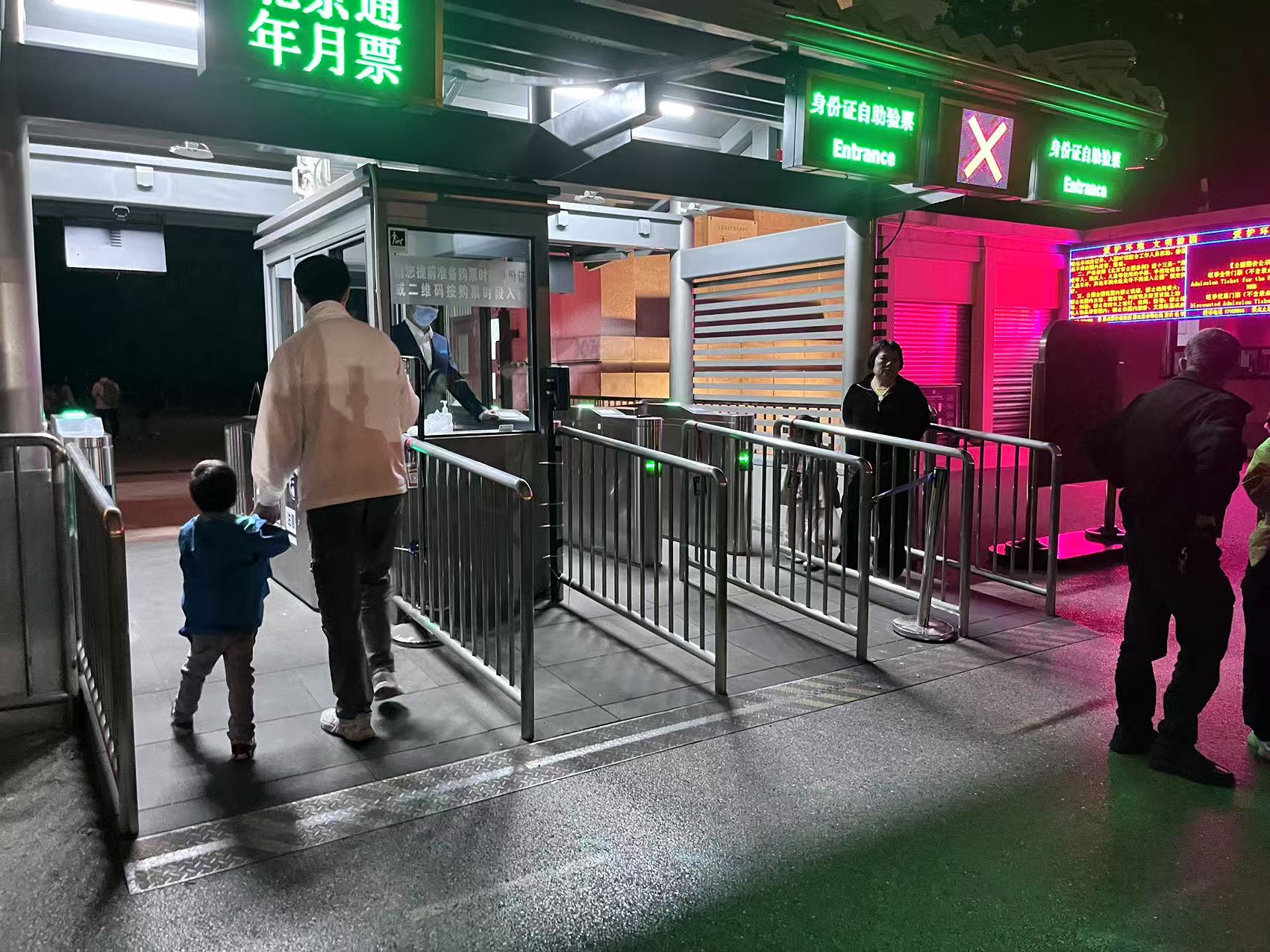 北京天坛公园延长开放时间，游客进入游览。人民网记者 李楠桦摄