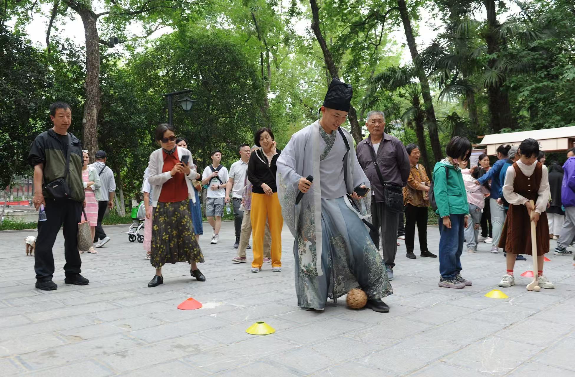 2025年5月3日，安徽省合肥市包公园景区，游客正在参与“蹴鞠”体育活动。（图片来源：视觉中国）