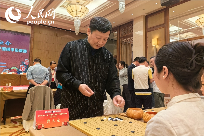 曹大元九段指导围棋爱好者。