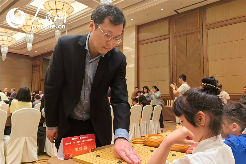 胡煜清8段下指导棋。
