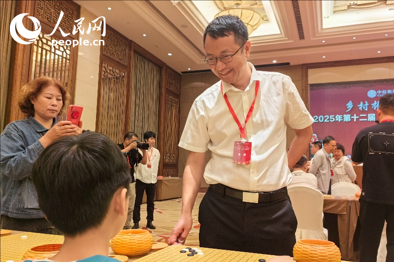 中国围棋协会副秘书长、职业竞赛部部长刘菁八段下指导棋。