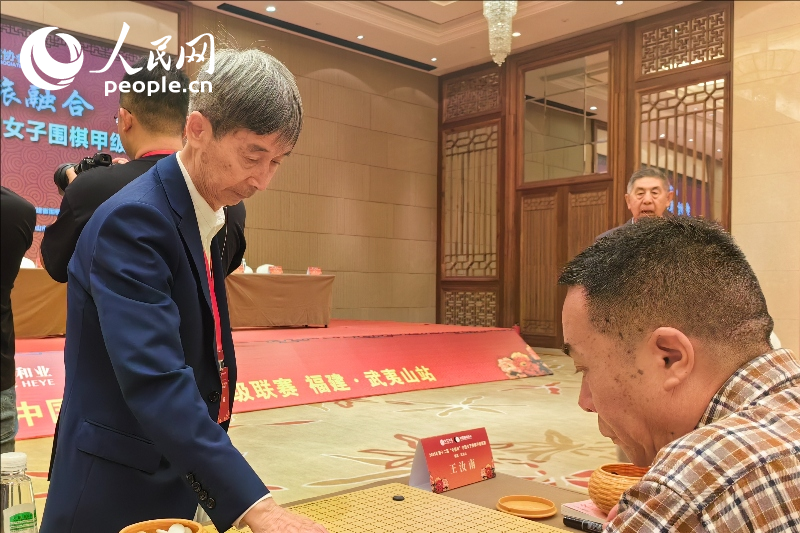 中国围棋协会名誉主席王汝南指导围棋爱好者。