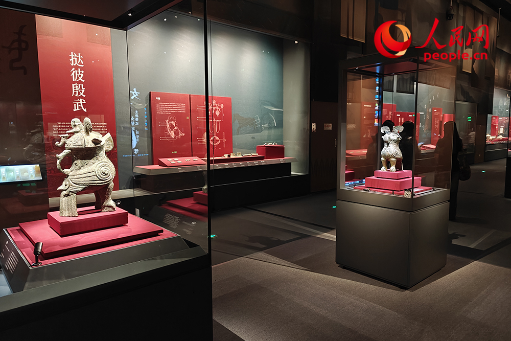 展厅里，来自中国国家博物馆和河南博物院的两件鸮尊隔空“对望”。人民网记者 韦衍行摄