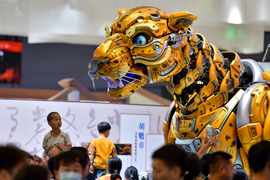 2025年5月24日,不雅众参不雅第二十一届中国(深圳)海外文化产业博览往复会,赏玩动物机械艺术安装“资产豹”。东谈主民网记者 任峰涛摄
